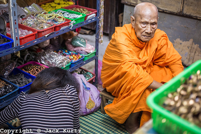 buddhist amulet market bangkok