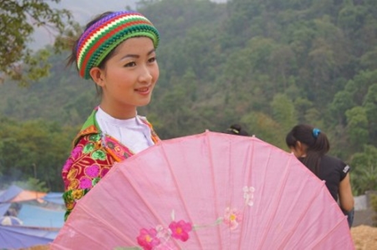 Gadis berpakaian tradisional di khau vai love market