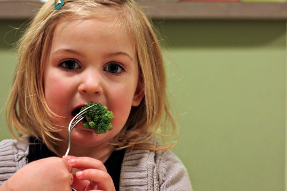 anak-anak makan brokoli