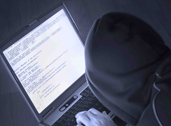 peretas (hacker) di dunia maya