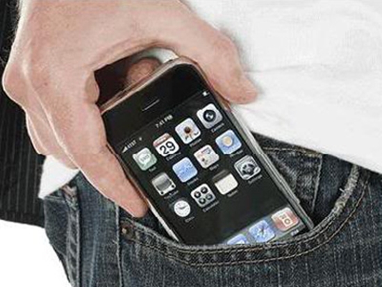ponsel di saku celana