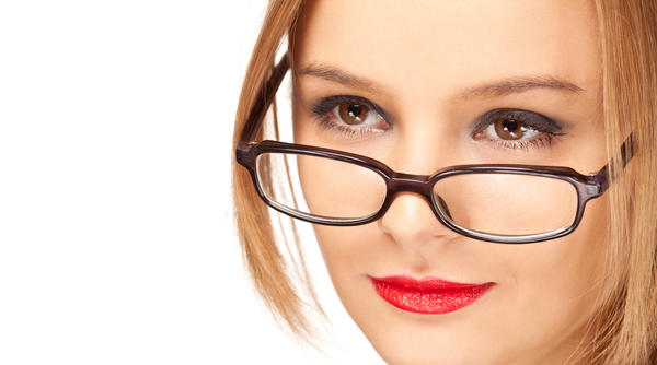 Tips dan Cara Make-Up untuk Wanita Berkacamata