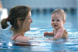 manfaat bayi berenang