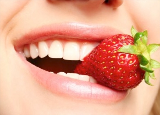 memutihkan gigi dengan strawberry