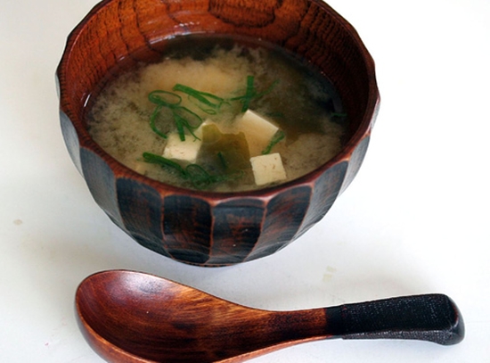 membuat miso soup