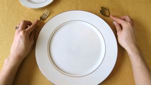 warna garpu sendok mempengaruhi rasa makanan