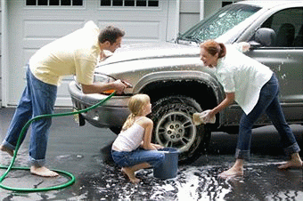 mencuci mobil keluarga