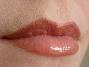 Mencerahkan Warna Gelap Pada Bibir