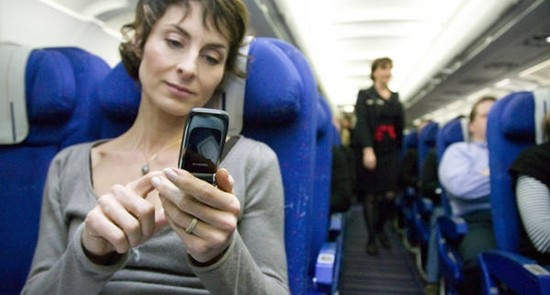 Mengapa Ponsel Mesti Dimatikan dalam Pesawat
