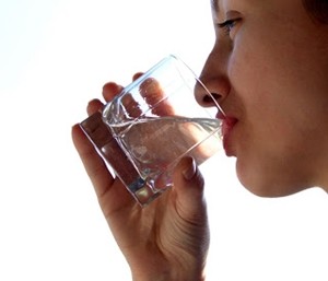 4 Bahan Kimia yang Mungkin Mengintai Dalam Air Minum Anda