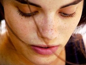 8 Tips Menghilangkan Bintik Hitam Pada Wajah Secara Alami