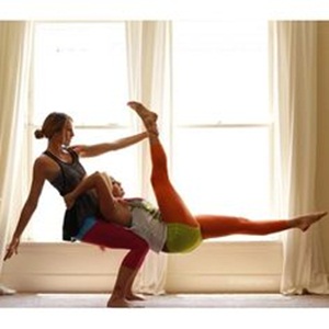 Ini Dia, 6 Manfaat Acro Yoga Untuk Wanita