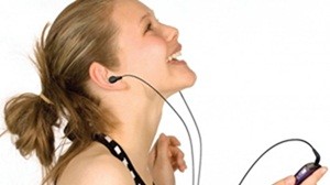 Ini Bahaya Mendengarkan Musik Kencang Lewat Earphone