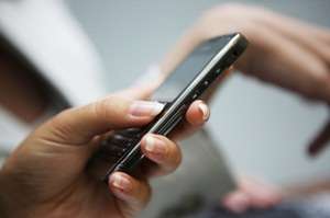 Tips Meminimalkan Risiko Kanker Akibat Penggunaan Ponsel  