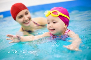 6 Tips Bagaimana Mengajarkan Anak Berenang