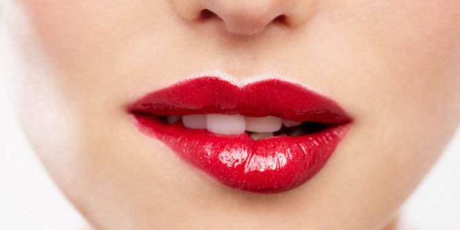 Tampil Glamor dan Seksi dengan Lipstik Merah