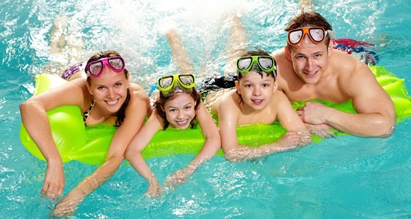 Berenang bersama keluarga