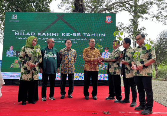 Penyerahan Secara Simbolis Bibit Pohon Kayu dari KAHMI Makassar kepada Walikota Makassar di Tokka Maros, Ahad 28 Juli 2024.